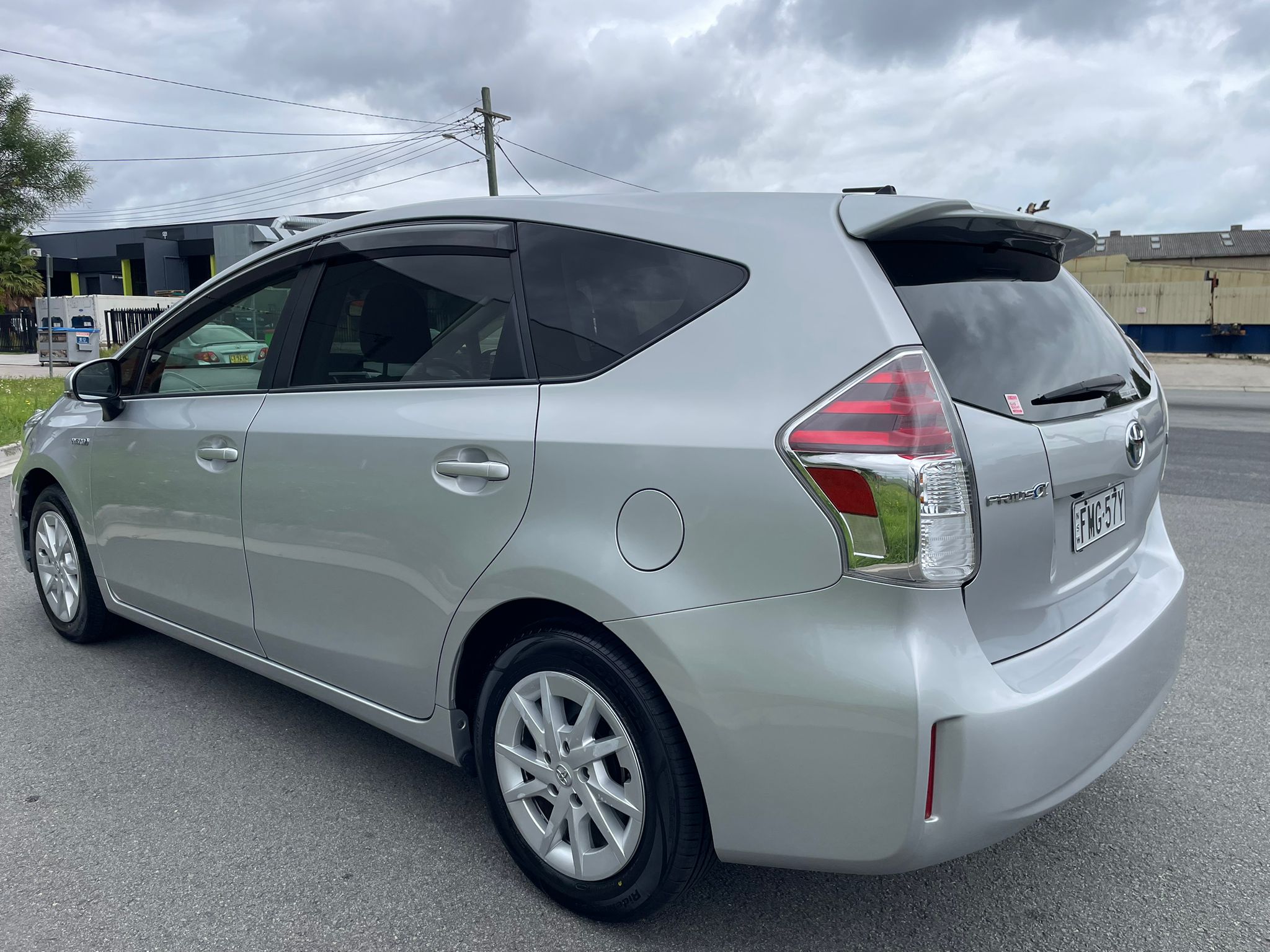
								Toyota Prius full									