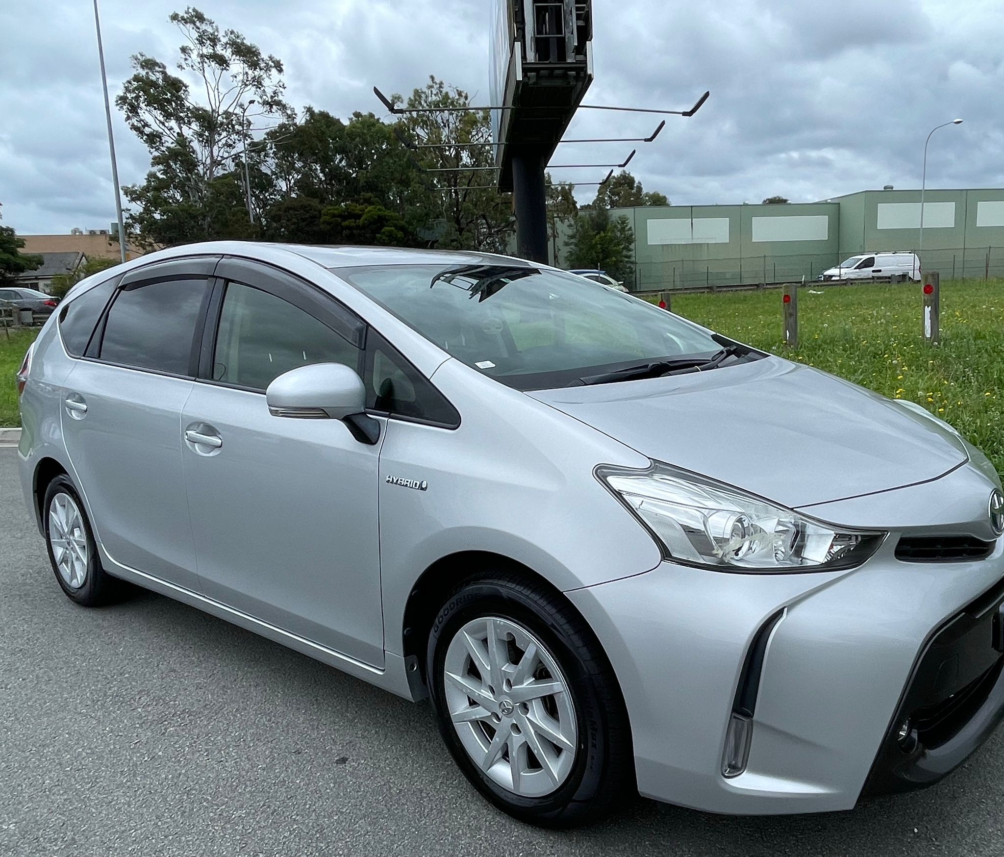 
								Toyota Prius full									