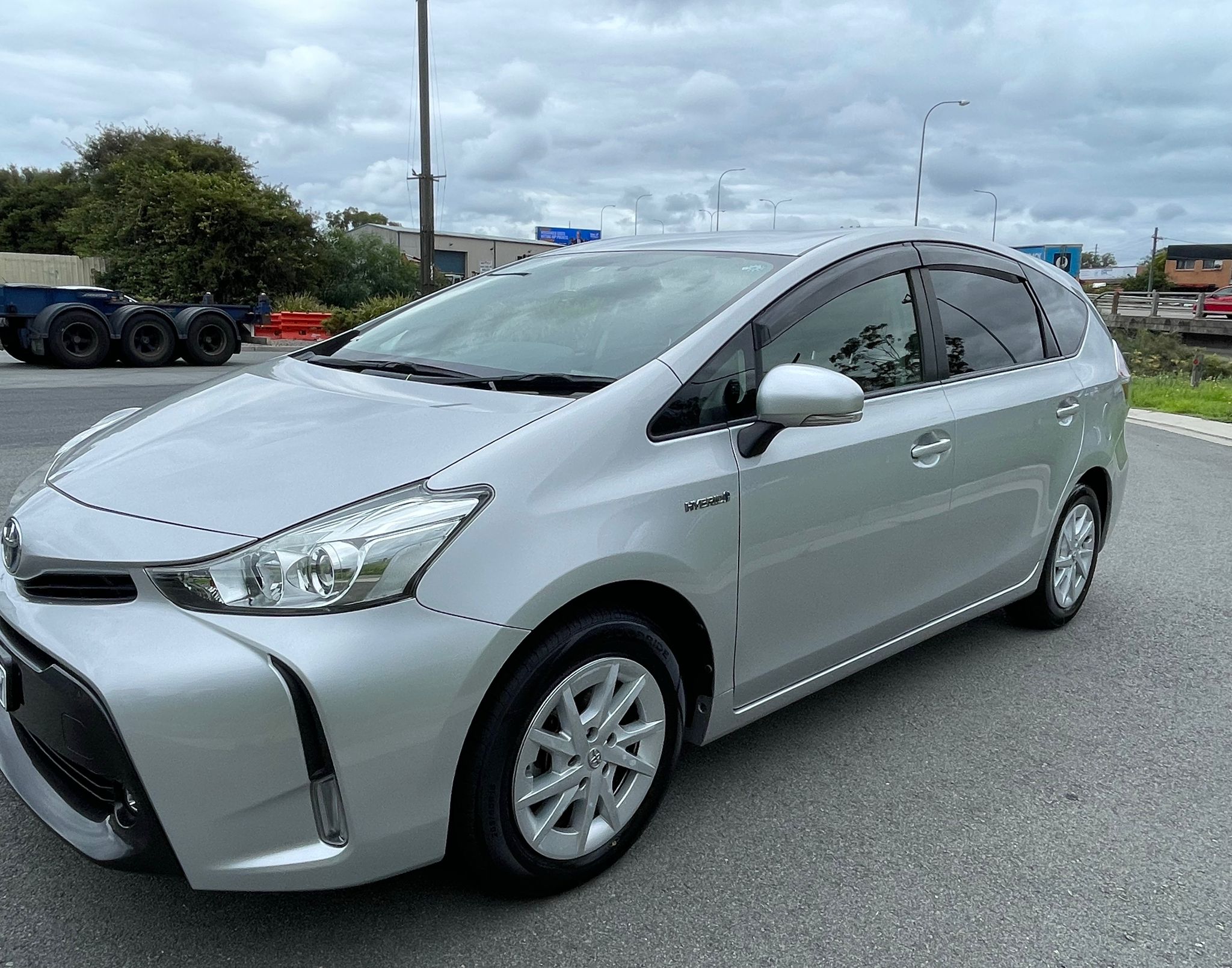 
								Toyota Prius full									
