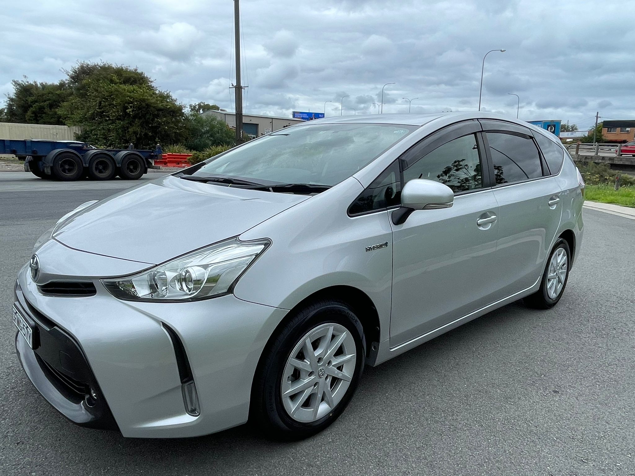 
								Toyota Prius full									