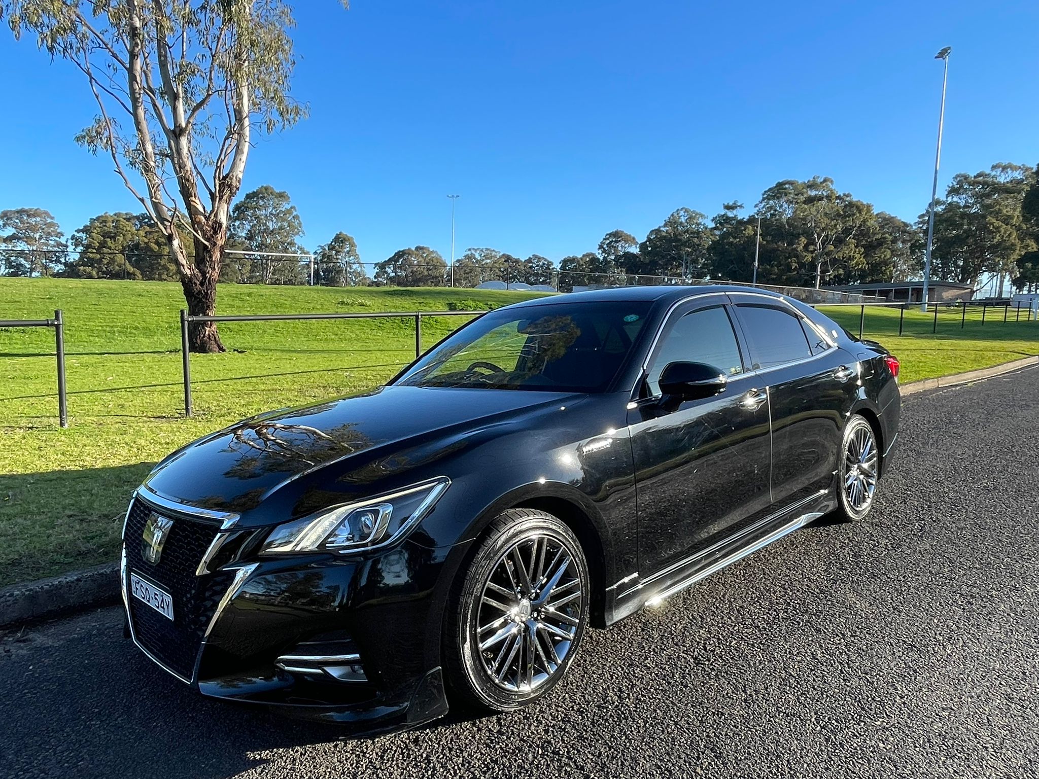
								Toyota Crown Elite ES Hybrid full									