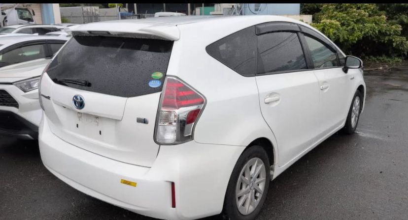 
								Toyota Prius/Alpha full									