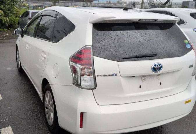 
								Toyota Prius/Alpha full									