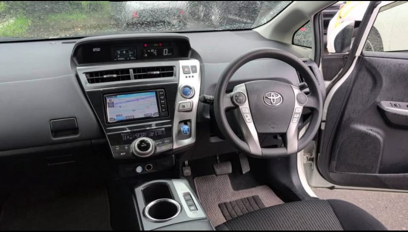
								Toyota Prius/Alpha full									