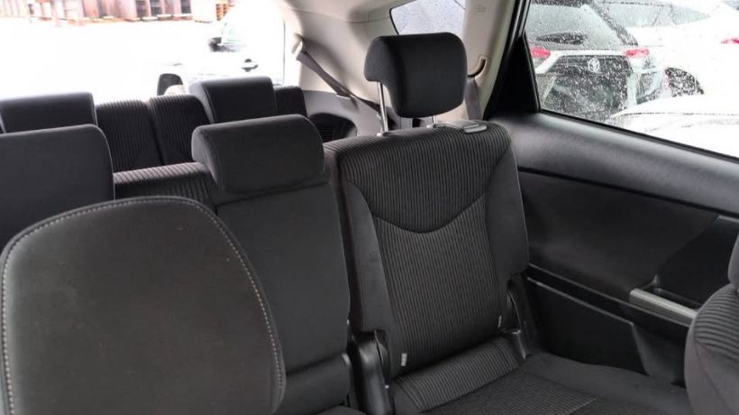 
								Toyota Prius/Alpha full									