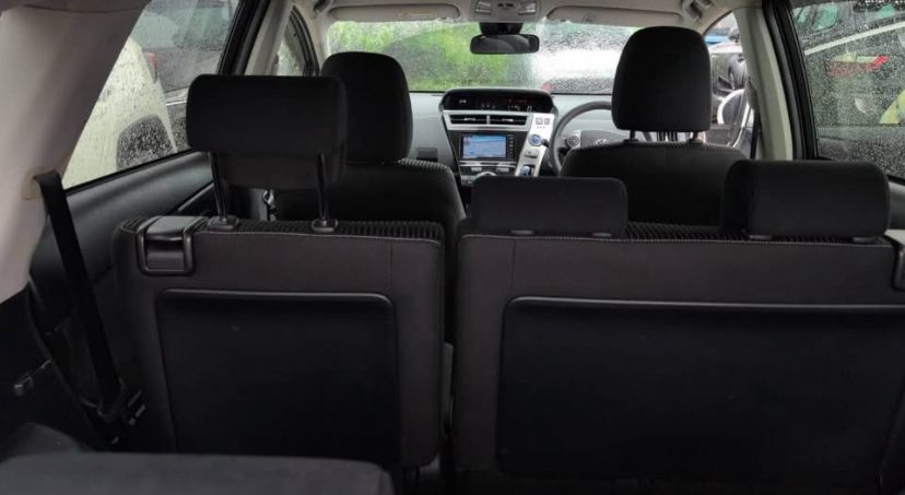 
								Toyota Prius/Alpha full									
