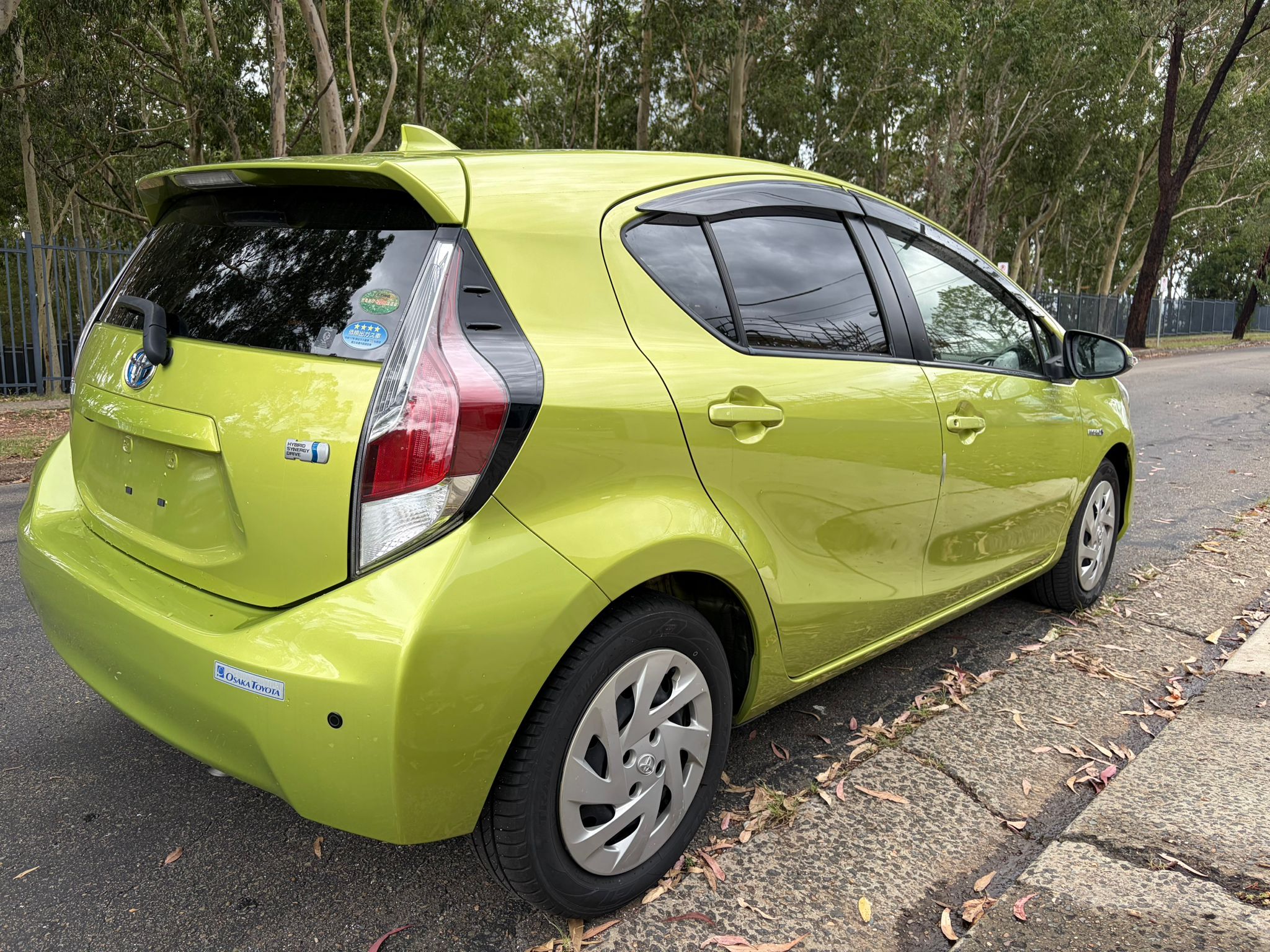 
								Toyota Prius Aqua full									