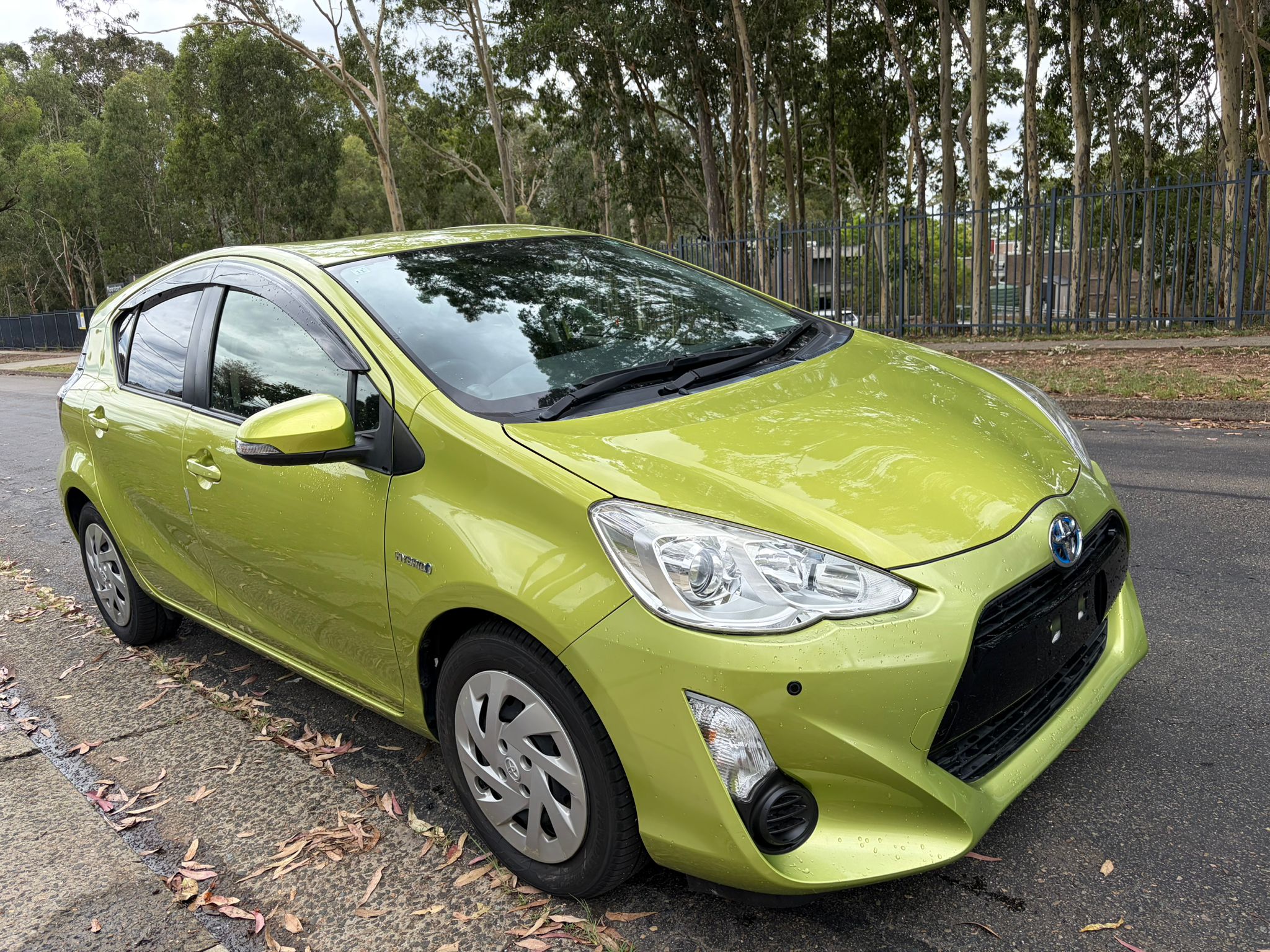 
								Toyota Prius Aqua full									