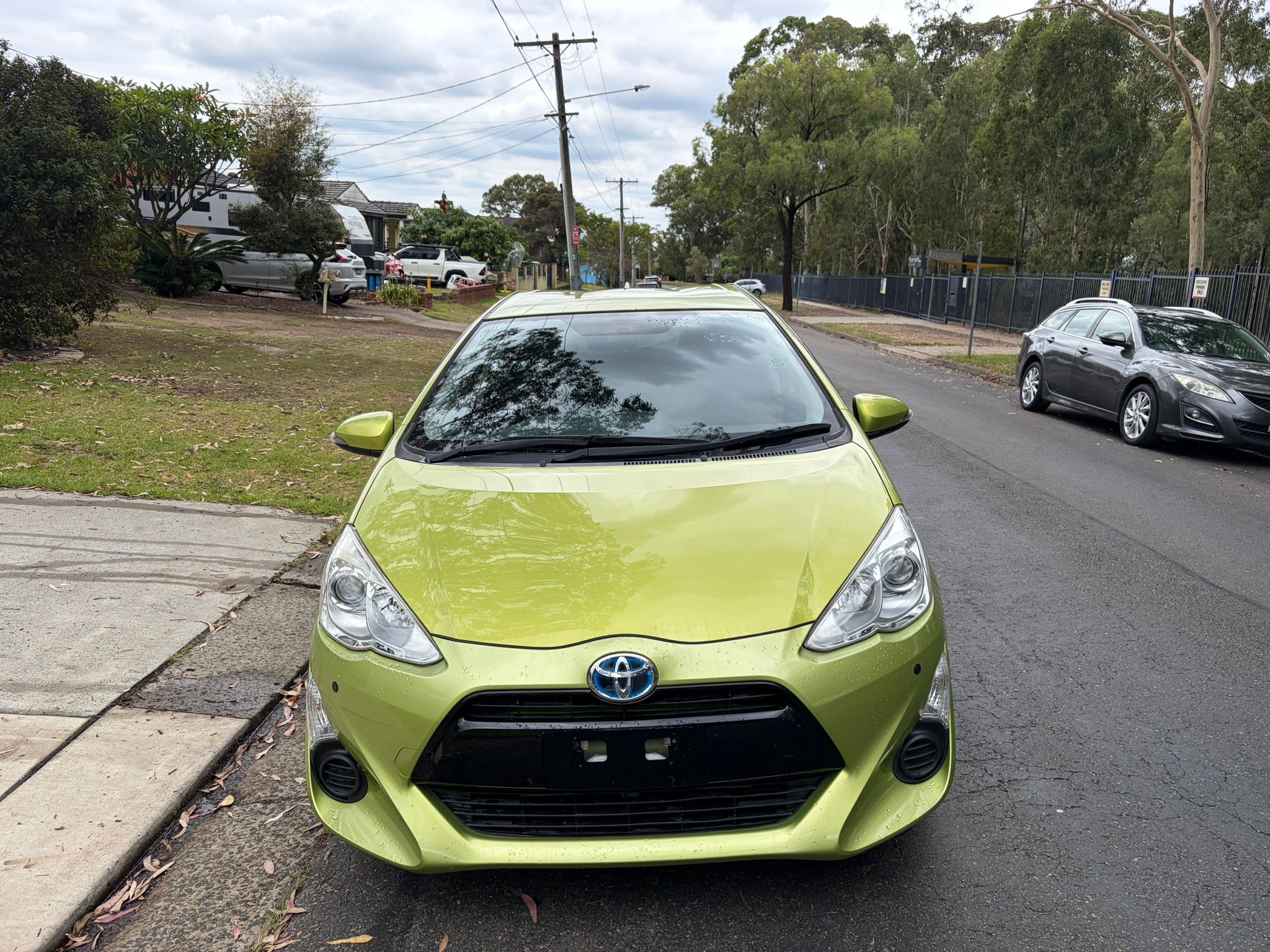 
								Toyota Prius Aqua full									