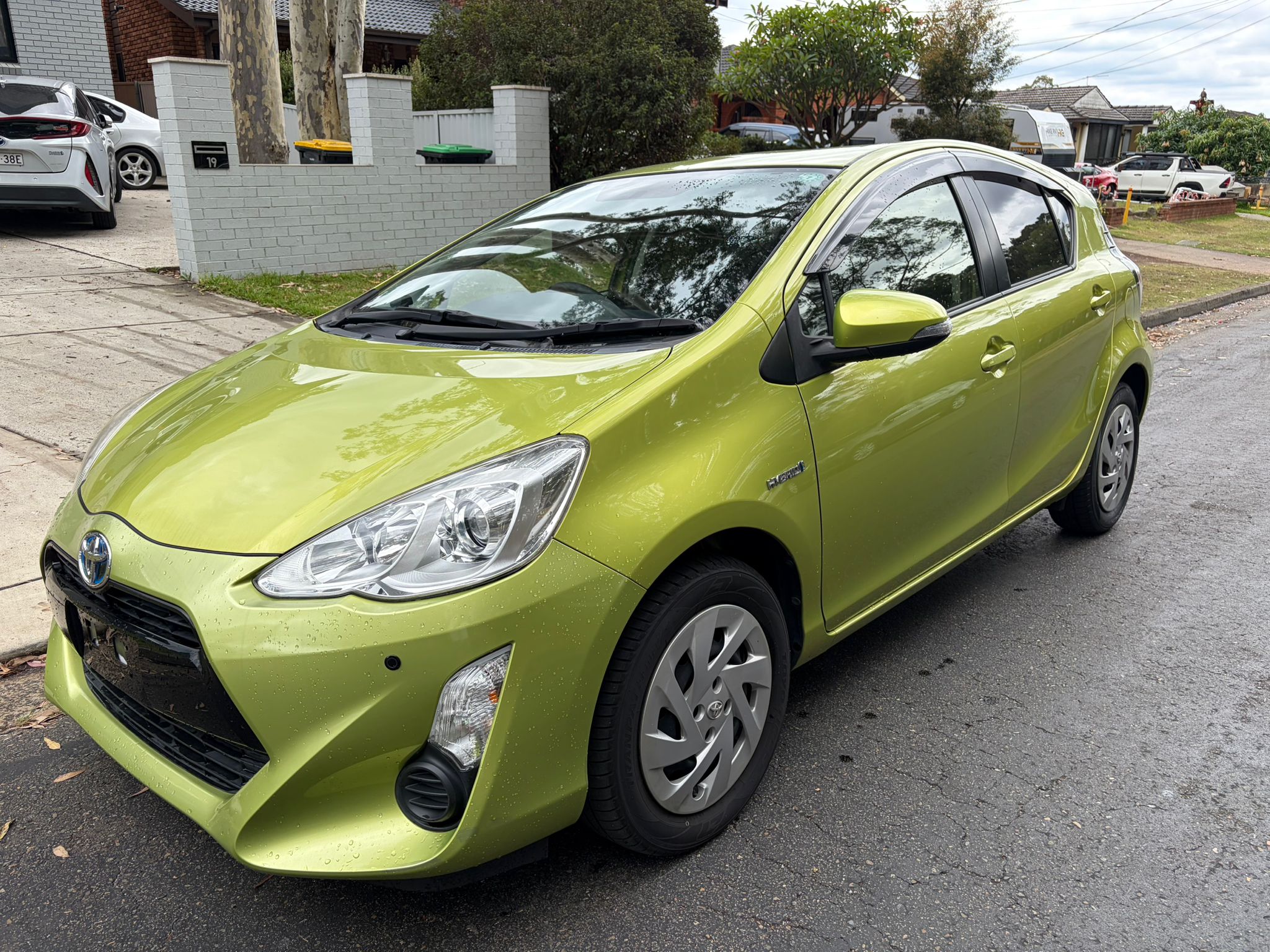 
								Toyota Prius Aqua full									