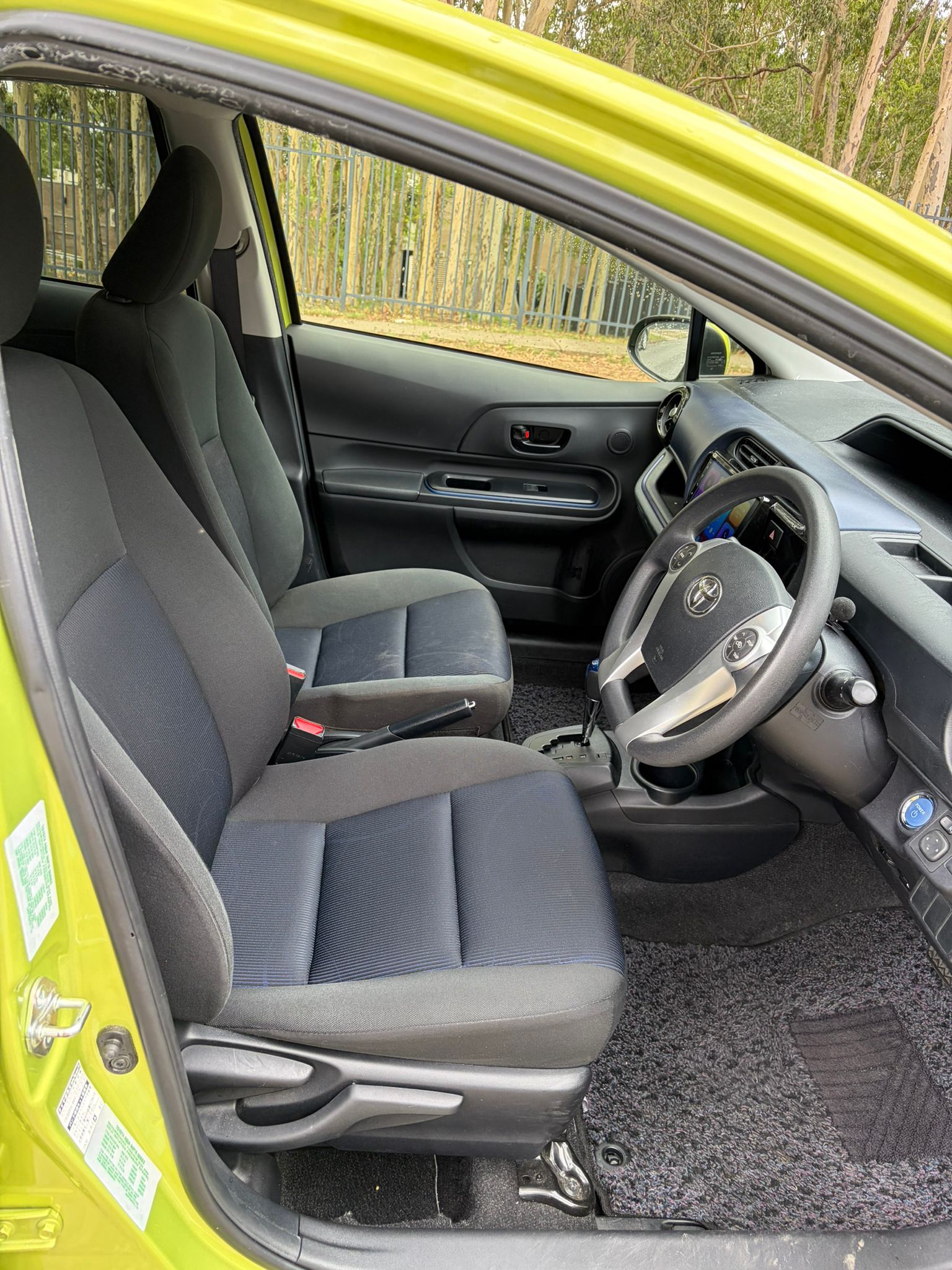 
								Toyota Prius Aqua full									