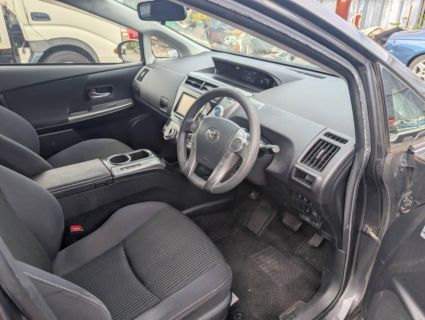 
								Toyota Prius V Alpha full									